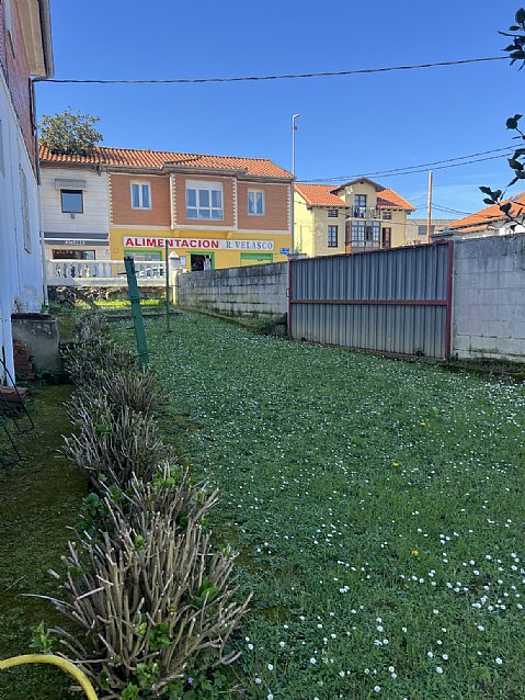 Chalet independiente con jardin, garaje, terraza y dos locales comerciales.