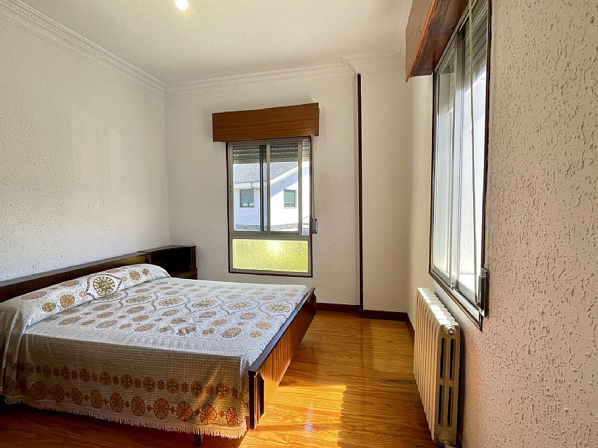 Chalet independiente con jardin, garaje, terraza y dos locales comerciales.