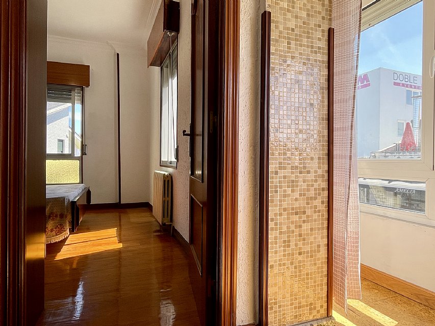 Chalet independiente con jardin, garaje, terraza y dos locales comerciales.