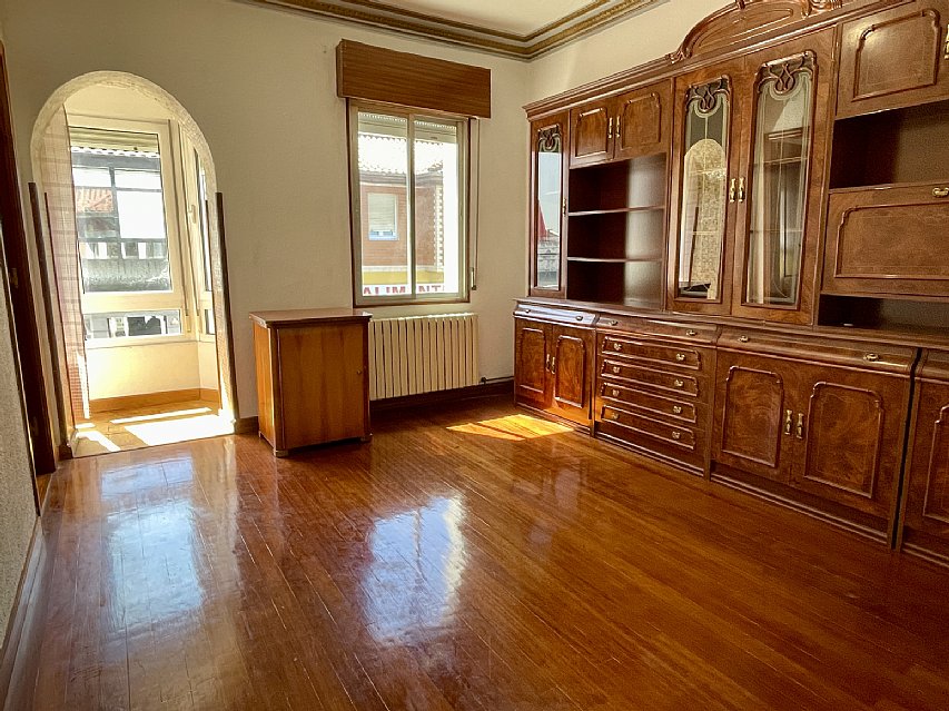 Chalet independiente con jardin, garaje, terraza y dos locales comerciales.