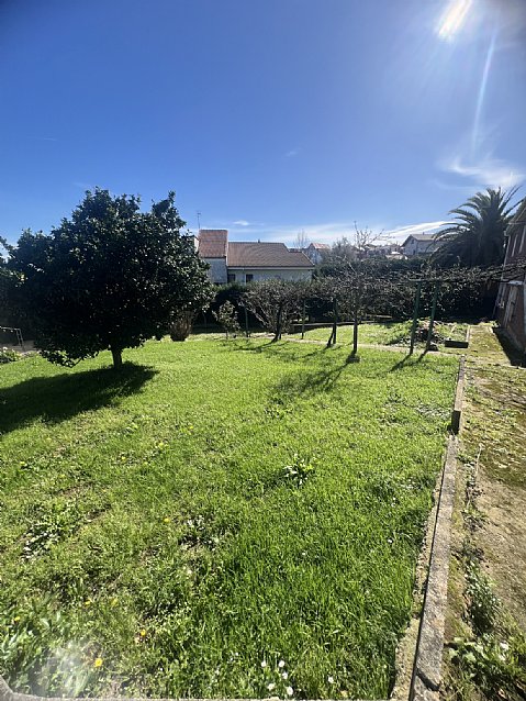 Chalet independiente con jardin, garaje, terraza y dos locales comerciales.