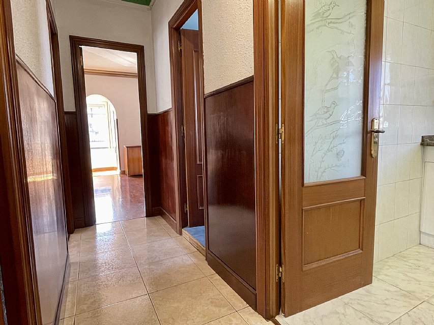 Chalet independiente con jardin, garaje, terraza y dos locales comerciales.