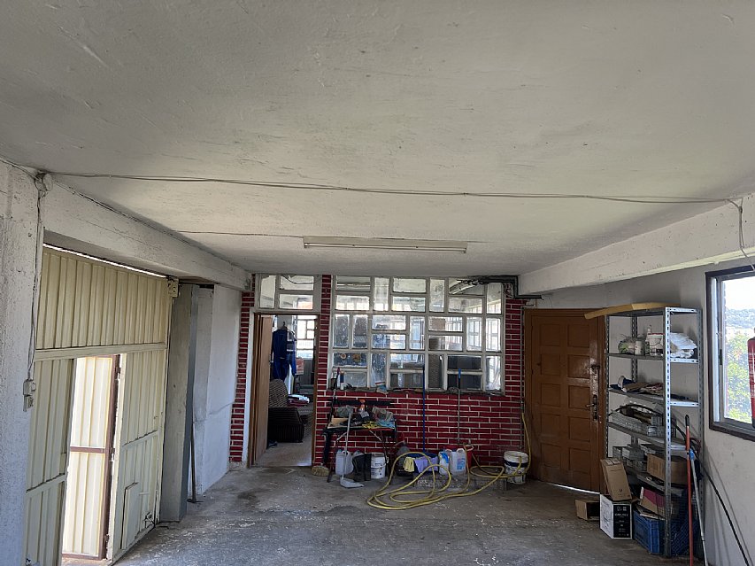 Chalet independiente con jardin, garaje, terraza y dos locales comerciales.