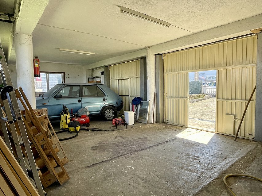 Chalet independiente con jardin, garaje, terraza y dos locales comerciales.