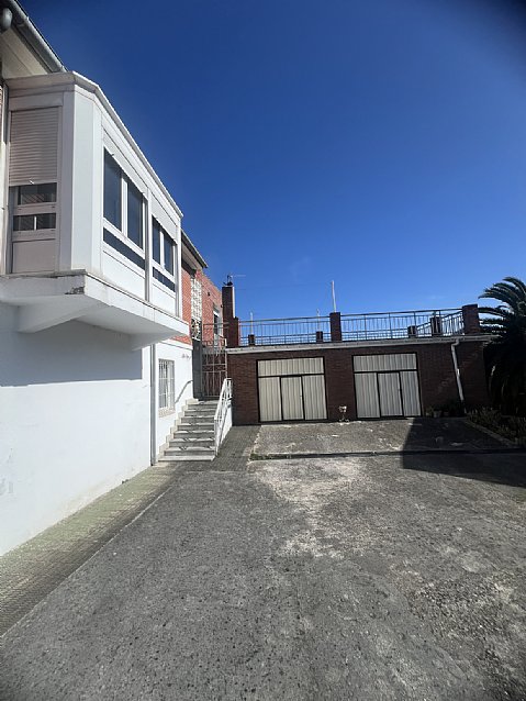 Chalet independiente con jardin, garaje, terraza y dos locales comerciales.