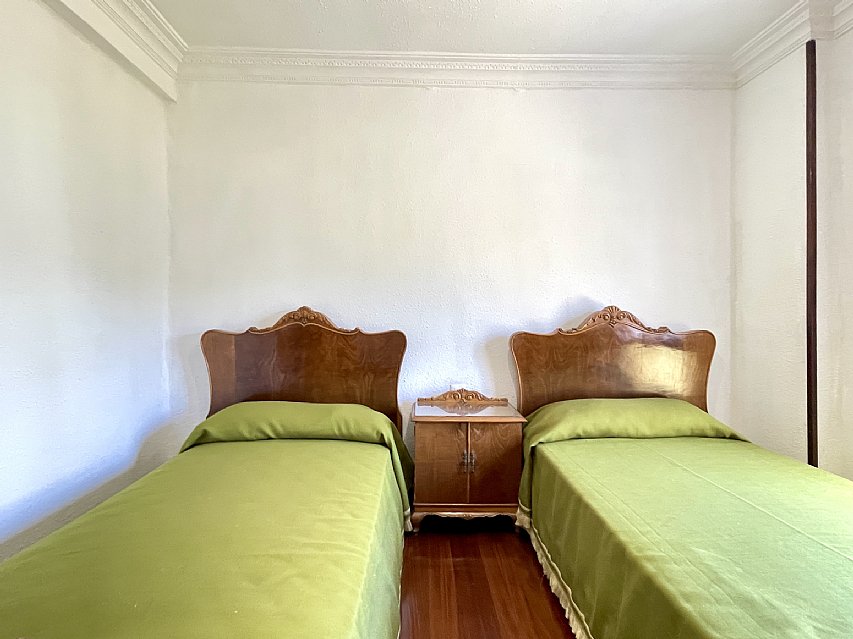 Chalet independiente con jardin, garaje, terraza y dos locales comerciales.