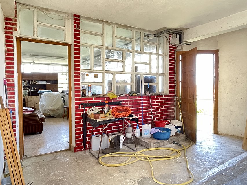 Chalet independiente con jardin, garaje, terraza y dos locales comerciales.