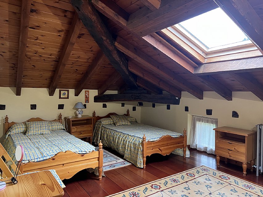 Espectacular casona de piedra con jardin en Camargo