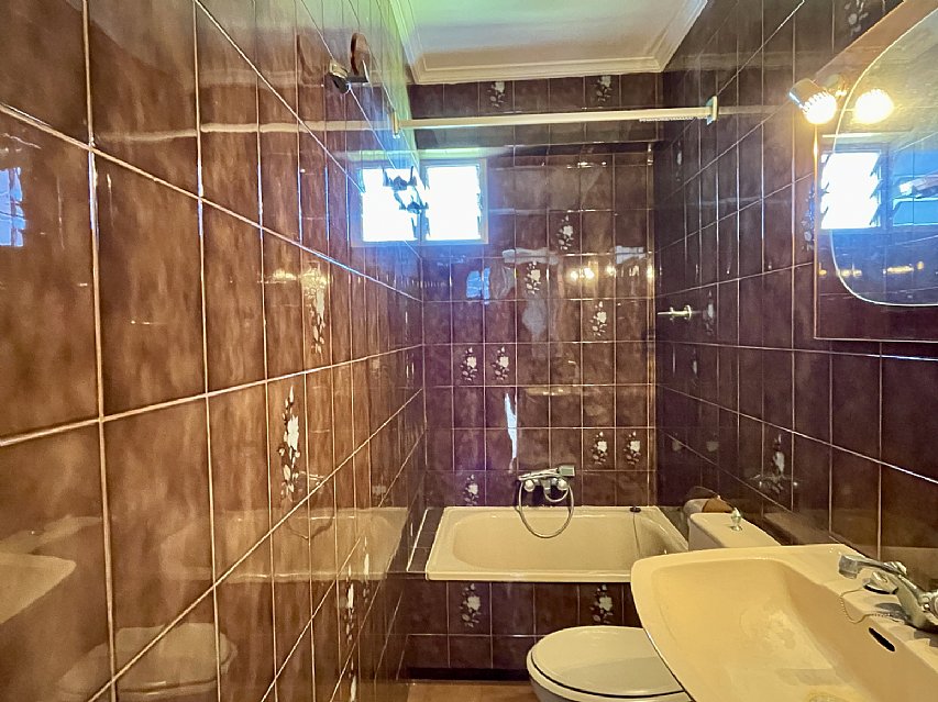 Chalet independiente con jardin, garaje, terraza y dos locales comerciales.