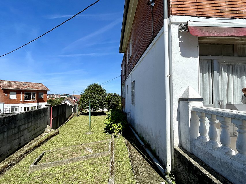 Chalet independiente con jardin, garaje, terraza y dos locales comerciales.