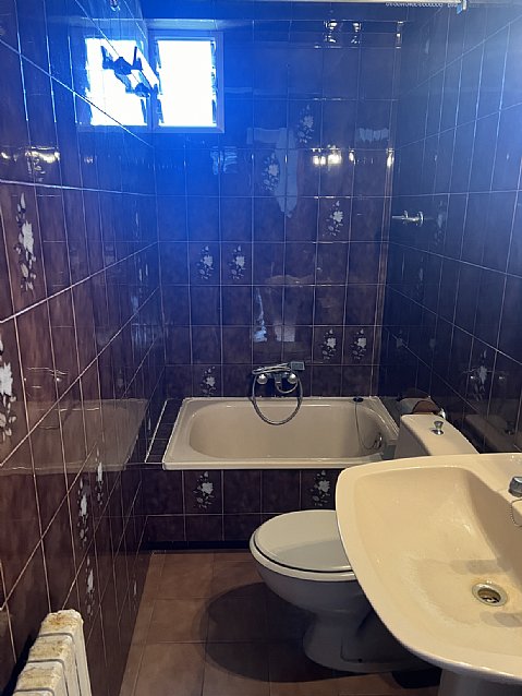 Chalet independiente con jardin, garaje, terraza y dos locales comerciales.