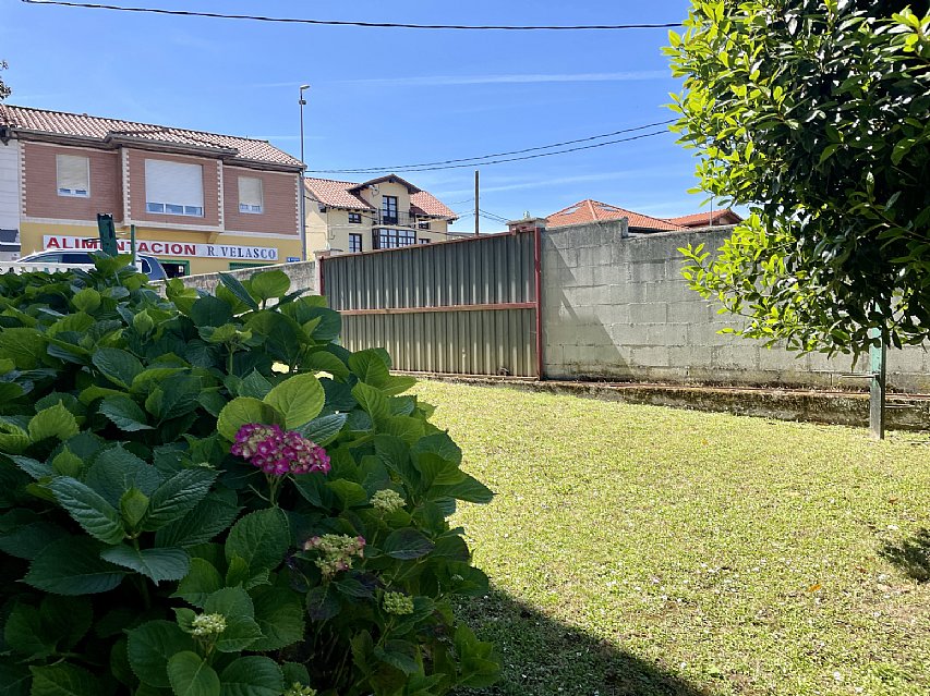 Chalet independiente con jardin, garaje, terraza y dos locales comerciales.