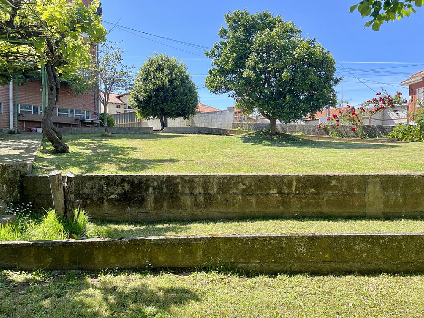 Chalet independiente con jardin, garaje, terraza y dos locales comerciales.