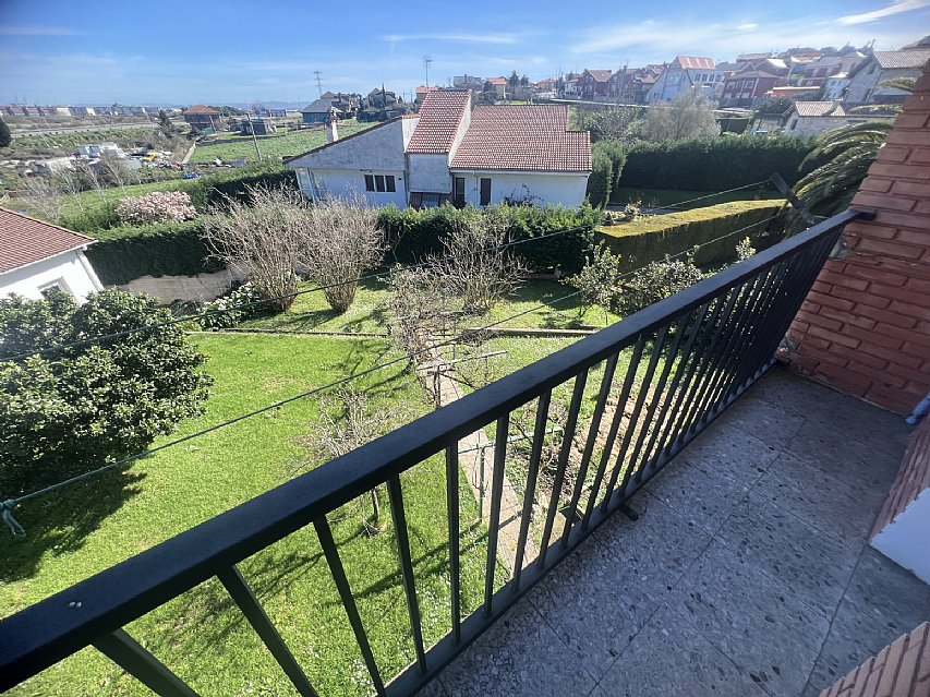 Chalet independiente con jardin, garaje, terraza y dos locales comerciales.