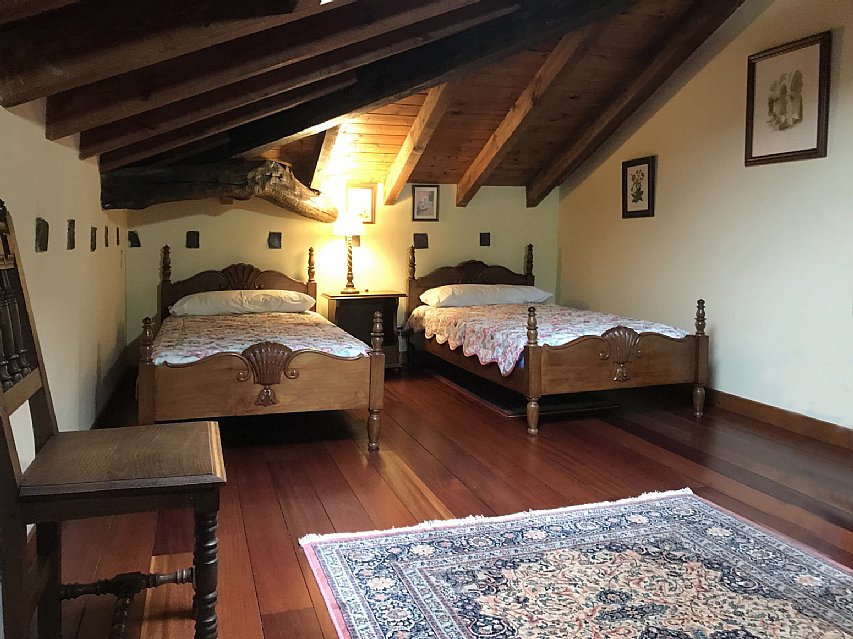 Espectacular casona de piedra con jardin en Camargo