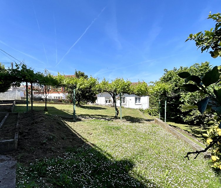 Chalet independiente con jardin, garaje, terraza y dos locales comerciales.