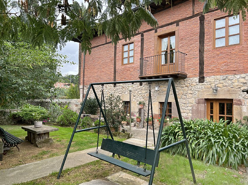 Espectacular casona de piedra con jardin en Camargo