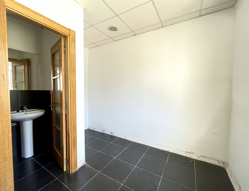 Chalet independiente con jardin, garaje, terraza y dos locales comerciales.