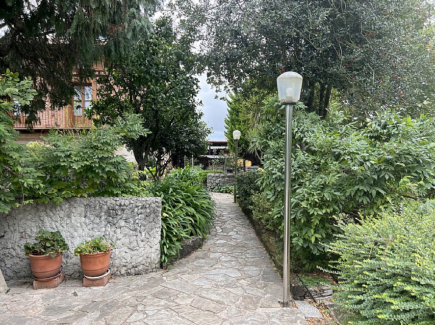 Espectacular casona de piedra con jardin en Camargo