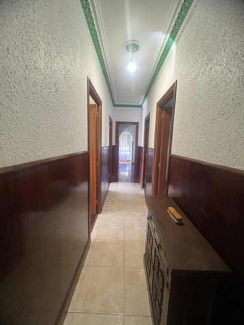 Chalet independiente con jardin, garaje, terraza y dos locales comerciales.