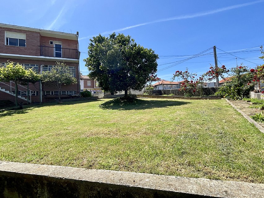 Chalet independiente con jardin, garaje, terraza y dos locales comerciales.