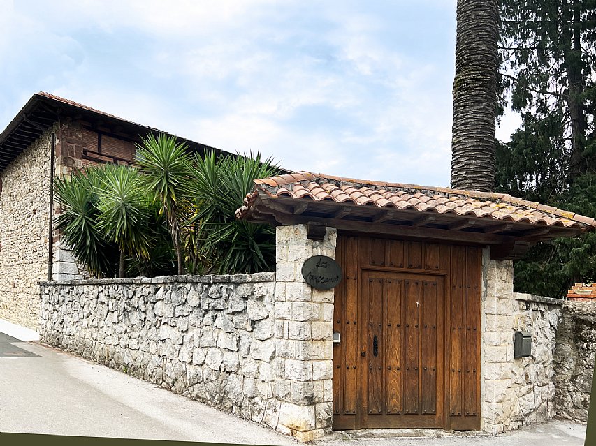 Espectacular casona de piedra con jardin en Camargo