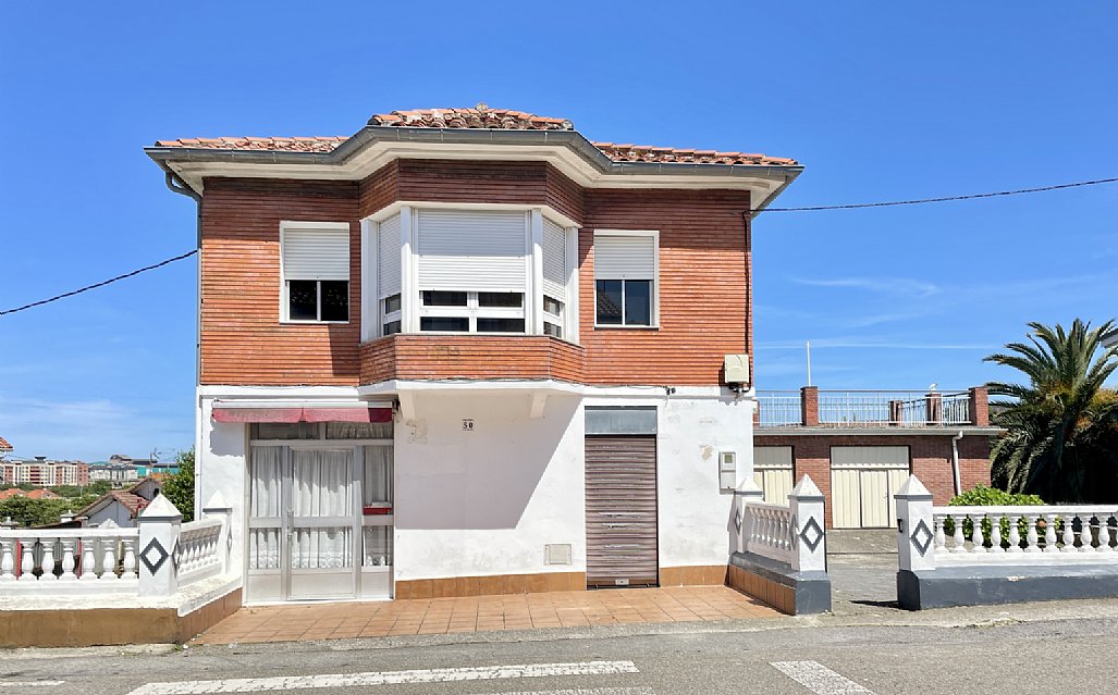 Chalet independiente con jardin, garaje, terraza y dos locales comerciales.