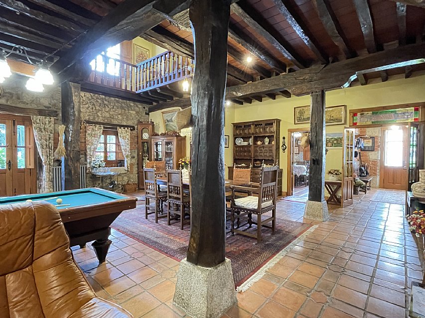 Espectacular casona de piedra con jardin en Camargo