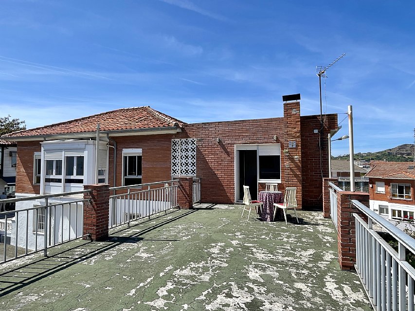 Chalet independiente con jardin, garaje, terraza y dos locales comerciales.