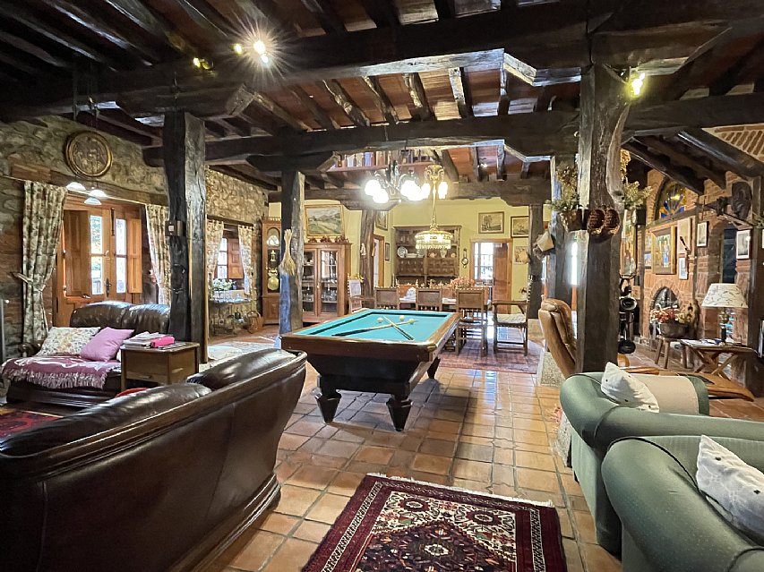 Espectacular casona de piedra con jardin en Camargo