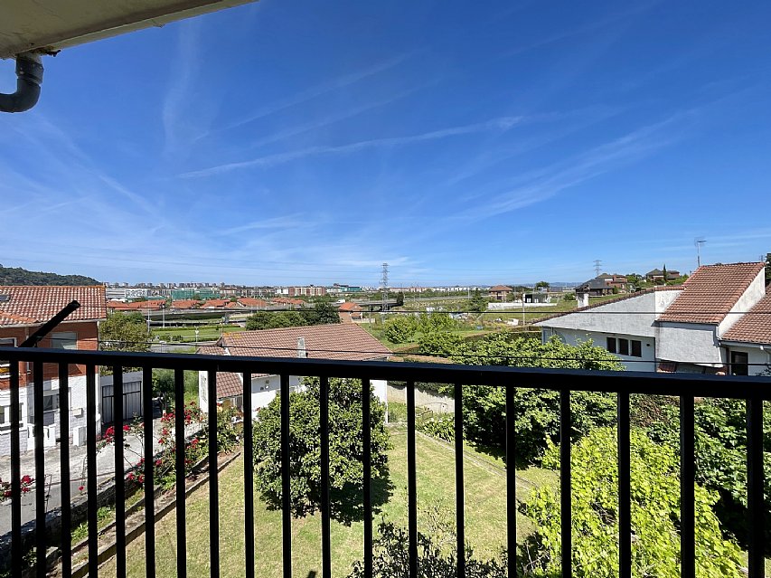 Chalet independiente con jardin, garaje, terraza y dos locales comerciales.