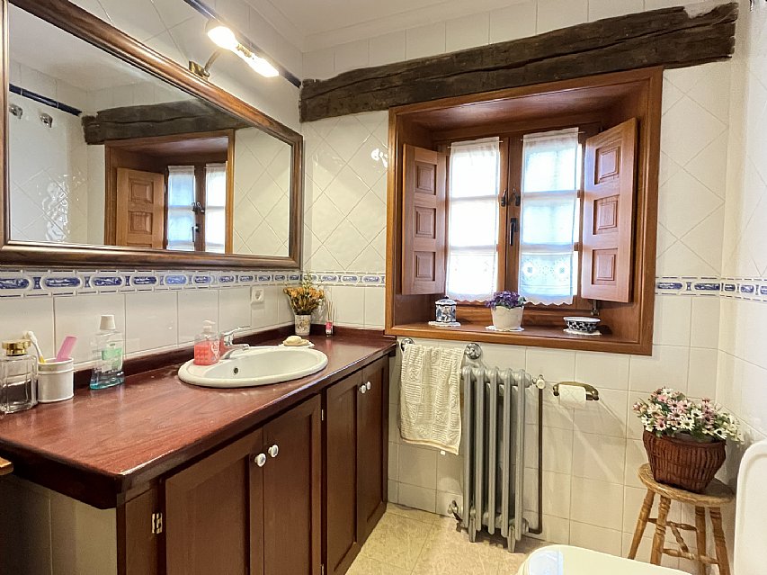 Espectacular casona de piedra con jardin en Camargo