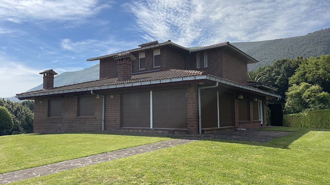 Chalet independiente con piscina privada en Islares