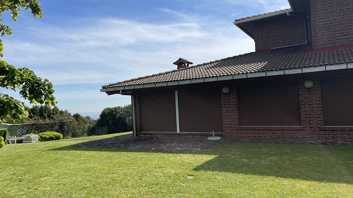 Chalet independiente con piscina privada en Islares