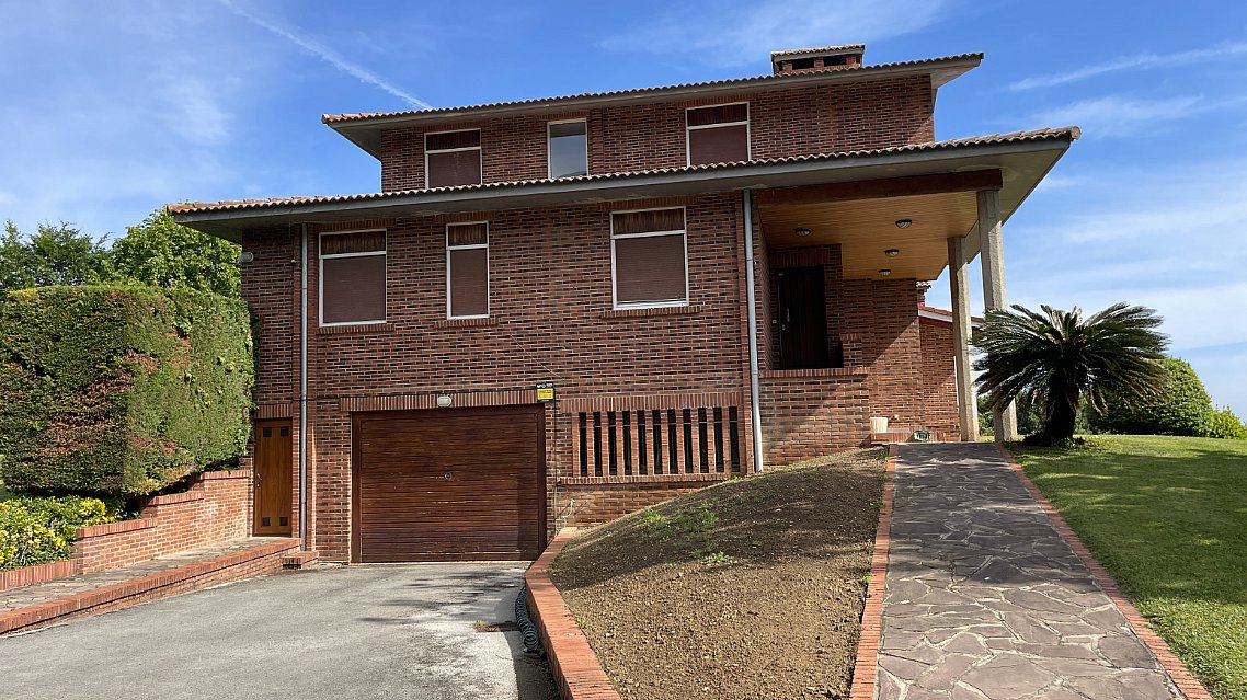 Chalet independiente con piscina privada en Islares