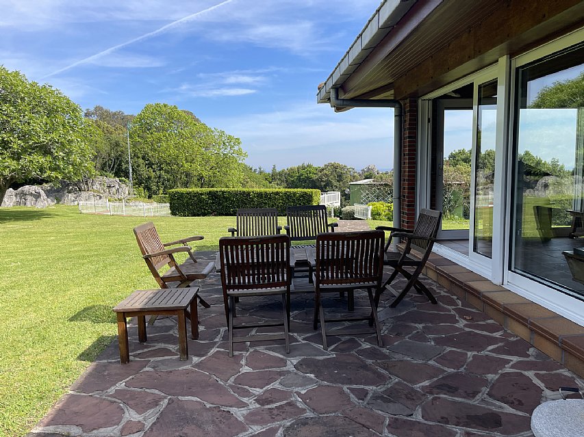 Chalet independiente con piscina privada en Islares