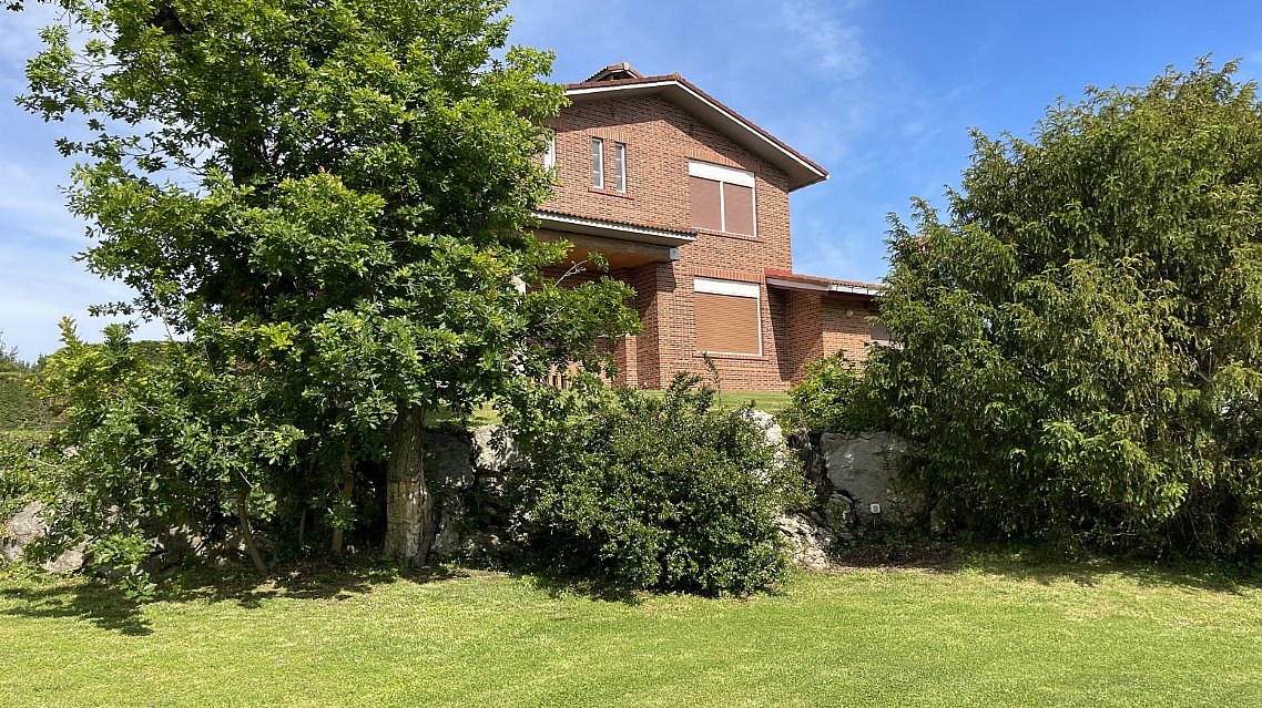 Chalet independiente con piscina privada en Islares