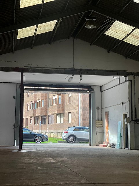 Nave de 280 metros cuadrados con vivienda de 70 metros en Astillero