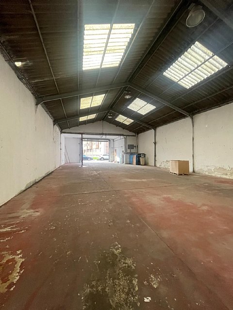 Nave de 280 metros cuadrados con vivienda de 70 metros en Astillero