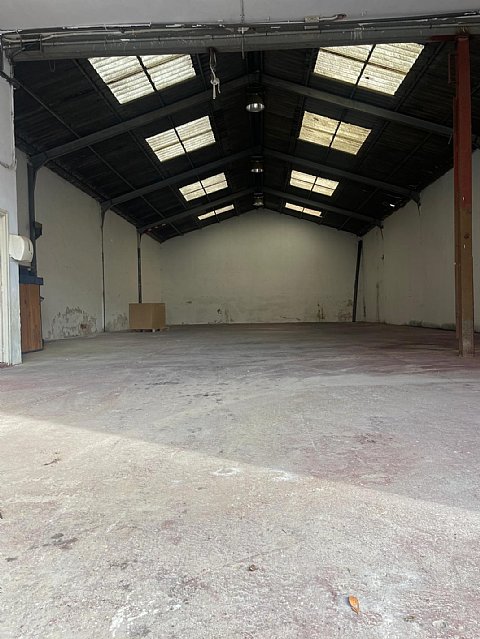 Nave de 280 metros cuadrados con vivienda de 70 metros en Astillero