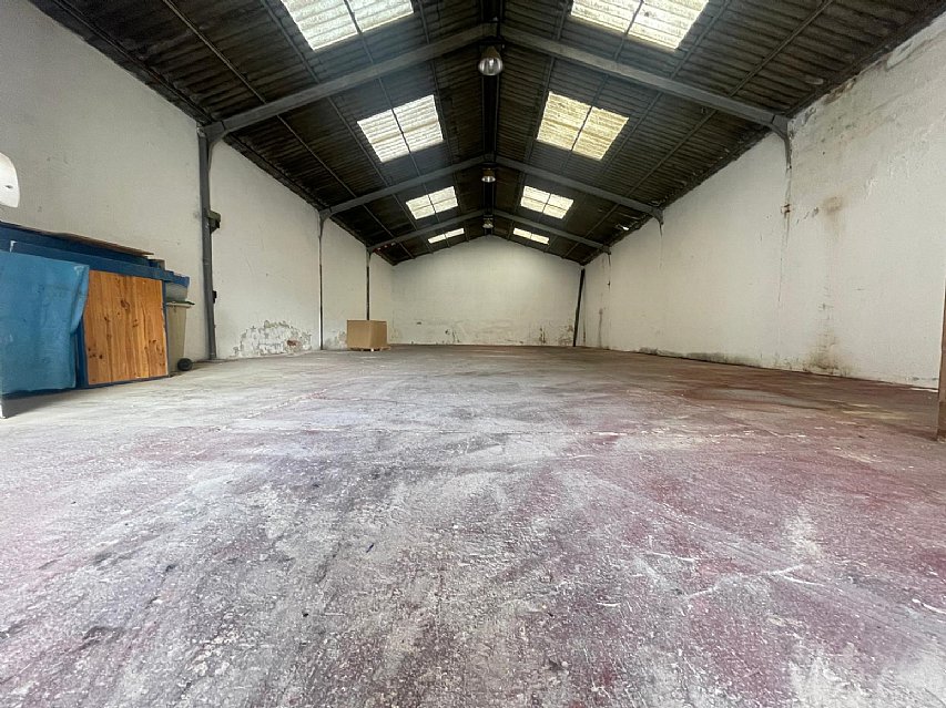 Nave de 280 metros cuadrados con vivienda de 70 metros en Astillero