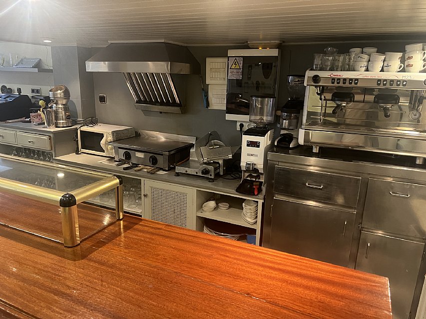 Cafeteria con salida de humos en Astillero