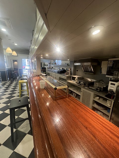 Cafeteria con salida de humos en Astillero