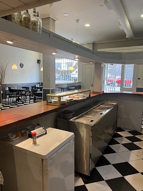 Cafeteria con salida de humos en Astillero