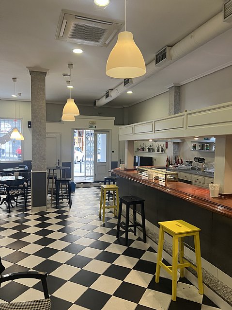 Cafeteria con salida de humos en Astillero