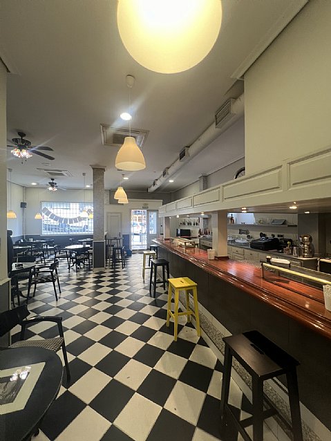 Cafeteria con salida de humos en Astillero