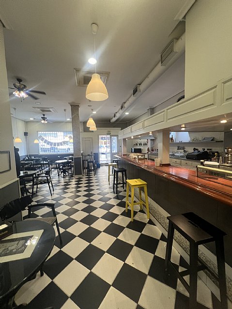 Cafeteria con salida de humos en Astillero