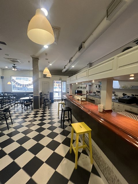 Cafeteria con salida de humos en Astillero