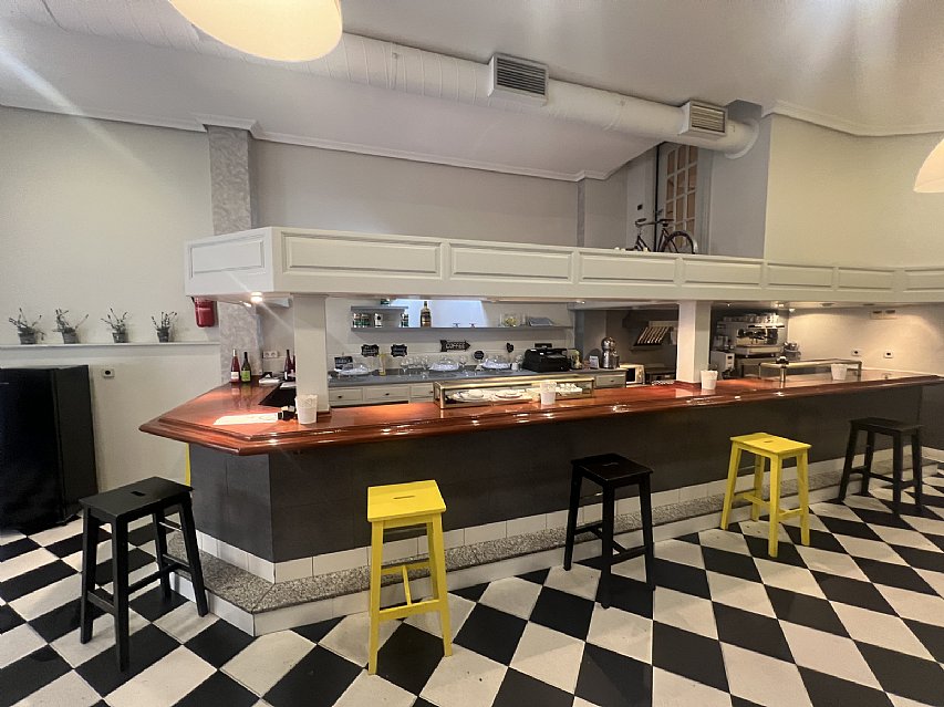 Cafeteria con salida de humos en Astillero