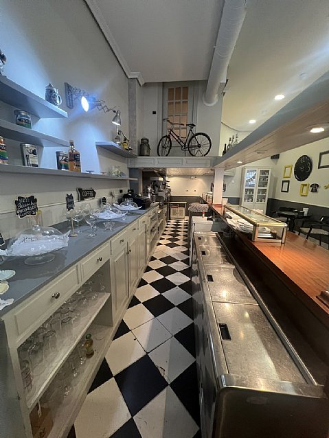 Cafeteria con salida de humos en Astillero